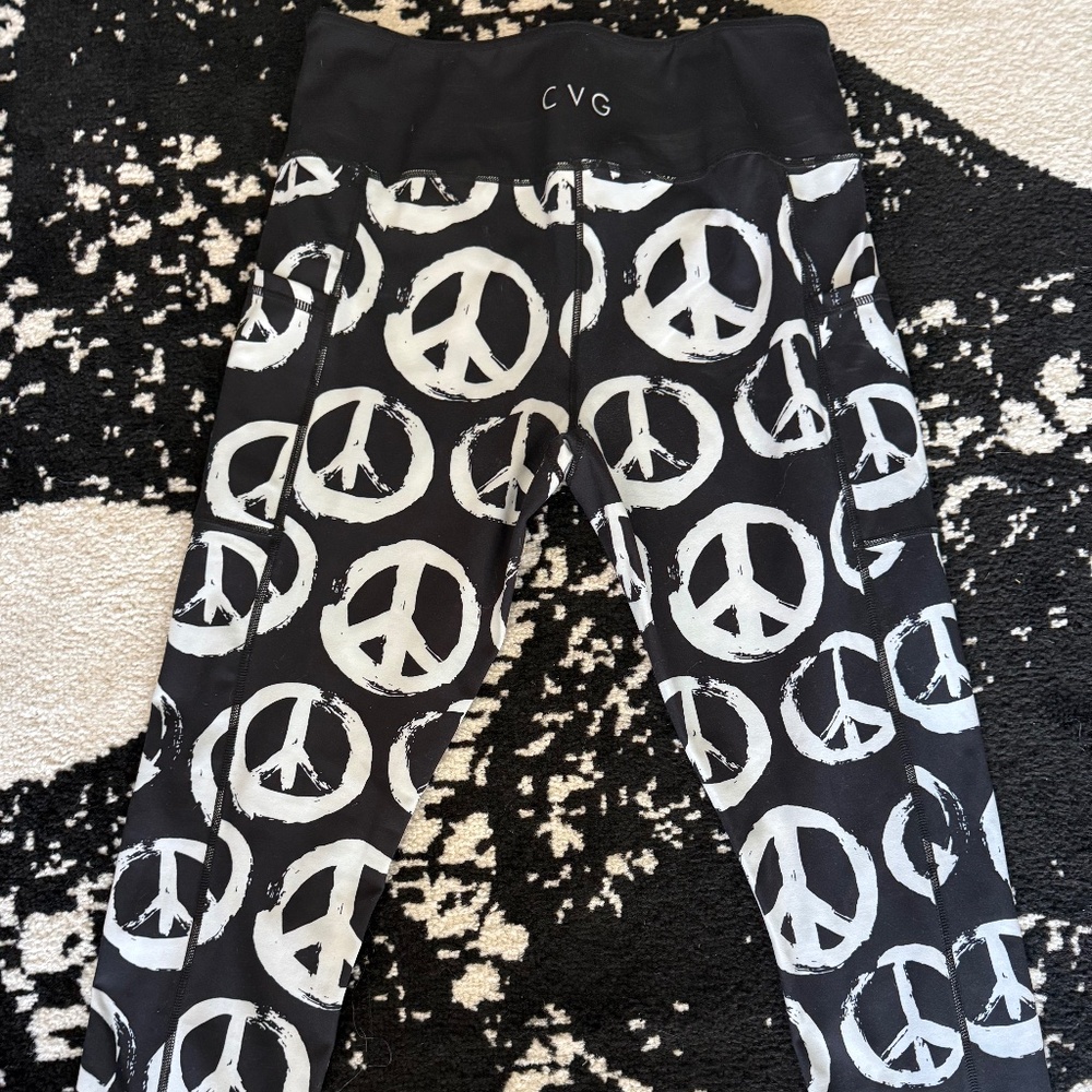 Constantly Varied Gear CVG Reversible Peace/Anarchy Leggings Size M Capri